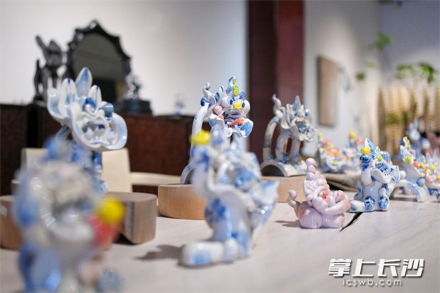 Dali Cat-shaped Clay Figurines on Display in Changsha