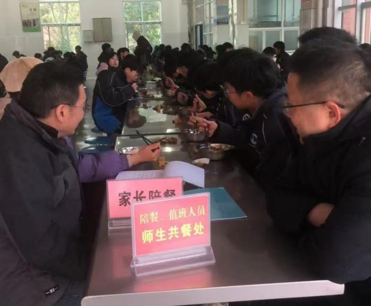 麓山國際慈利四中：暖心同桌陪餐，打造清廉食堂