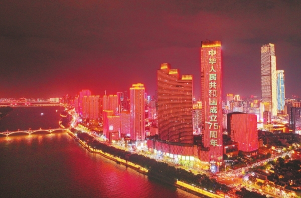 湖南日报编辑部丨致敬2024·向光而行，奔赴山海