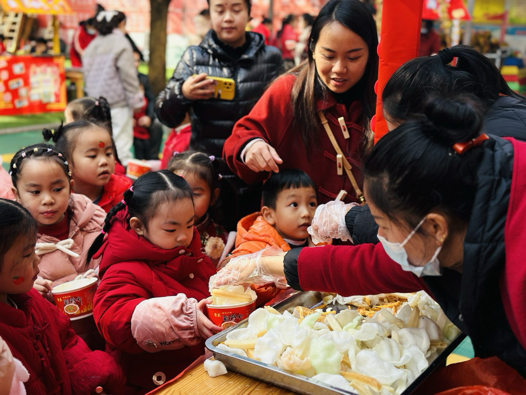 小萌娃“大廟會”——會同縣第二幼兒園里年味十足