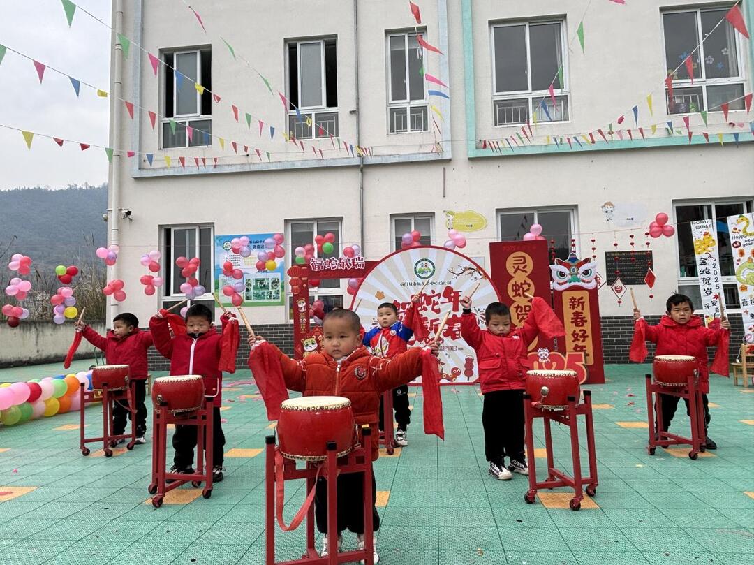 石門縣壺瓶山鎮(zhèn)中心幼兒園：萌娃迎新春，共慶元旦樂