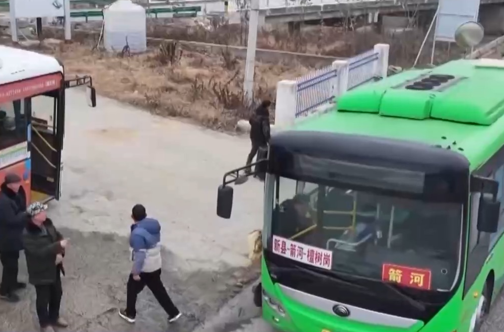 无缝换乘！“90后”小伙坐公交从湖南到北京看升旗