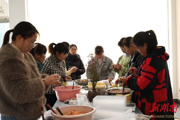 長(zhǎng)湖村舉辦在小院過(guò)新年公益活動(dòng)，共繪鄉(xiāng)村振興新藍(lán)圖