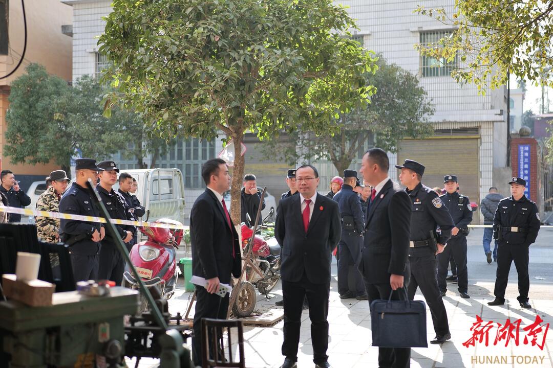 “執(zhí)”擊現(xiàn)場，隆回法院依法騰空房屋