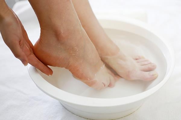 经常用热水泡脚，身体会发生什么变化？这4类人千万别乱泡！