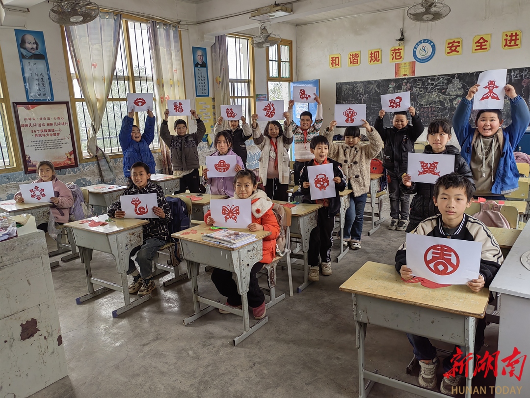 东安渌埠头中心小学：巧手剪春 灵蛇献瑞