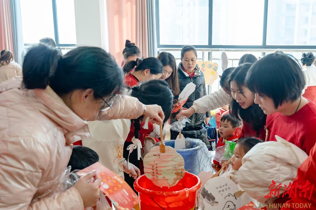 湘潭市雨湖区滨湖西郡幼儿园“灵蛇贺岁 欢乐庙会”庆元旦活动圆满举行