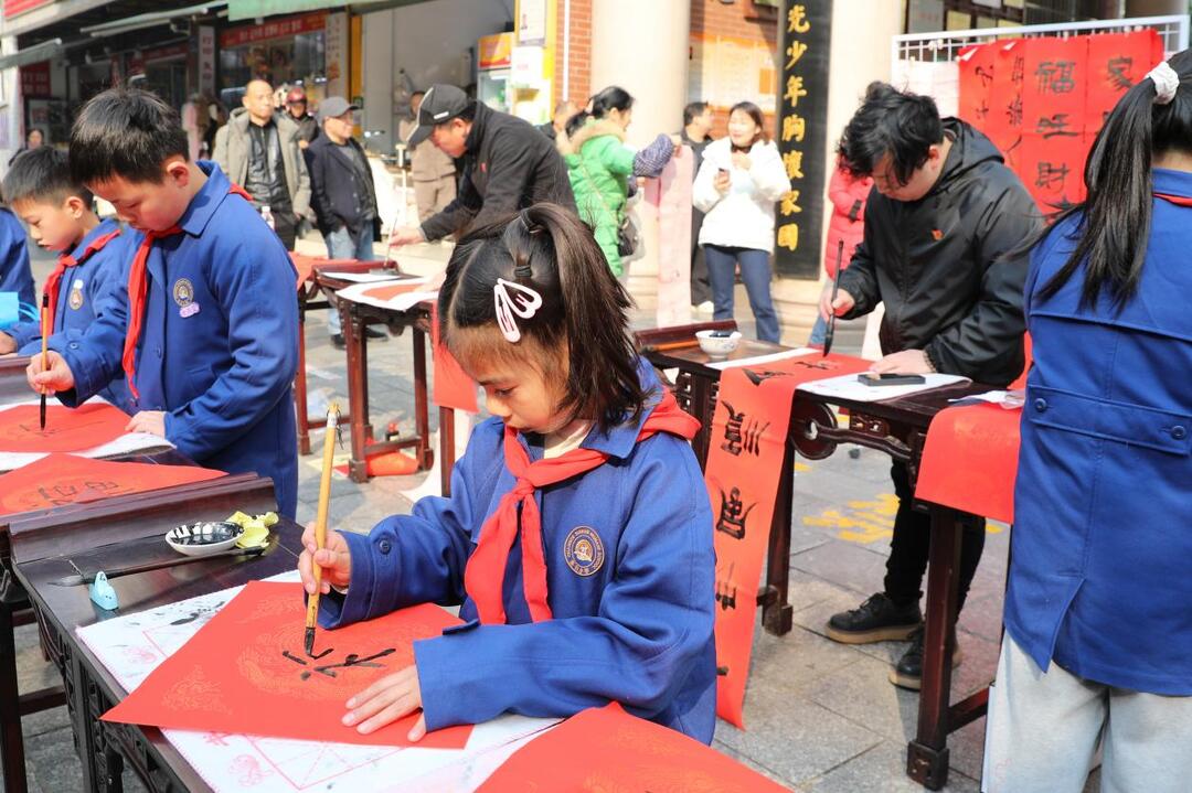 常德市武陵区东升小学：书写对联送祝福，墨海飘香贺新年