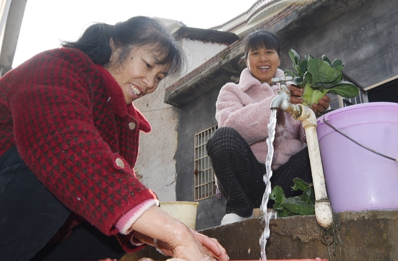 山村通了自来水