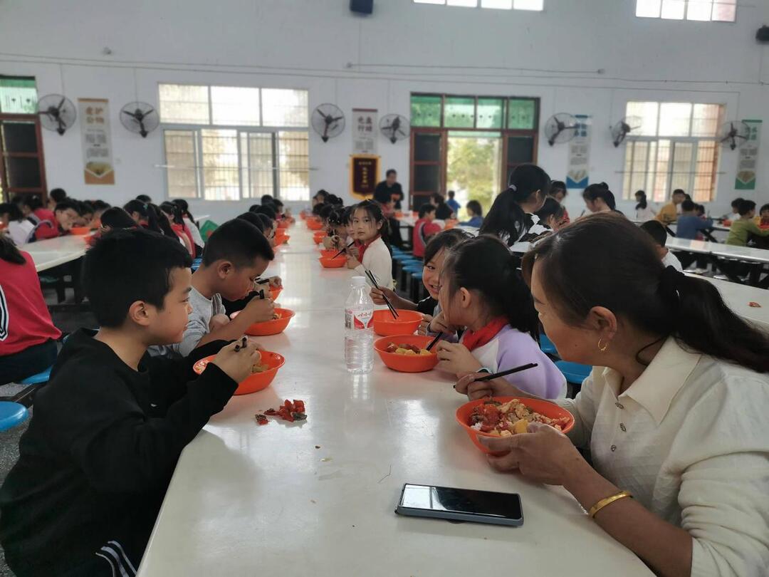 南縣華閣鎮(zhèn)中心小學：陽光食堂成效顯著 家長陪餐蔚然成風