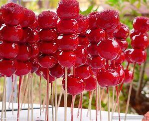 巨型糖葫芦走红，谨防过度食用导致胃结石