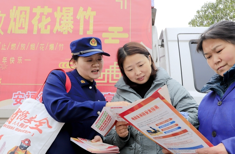 为群众送上春节“安全礼”