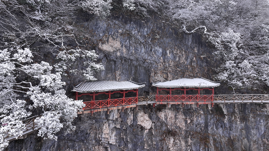 雪中漫步天门山