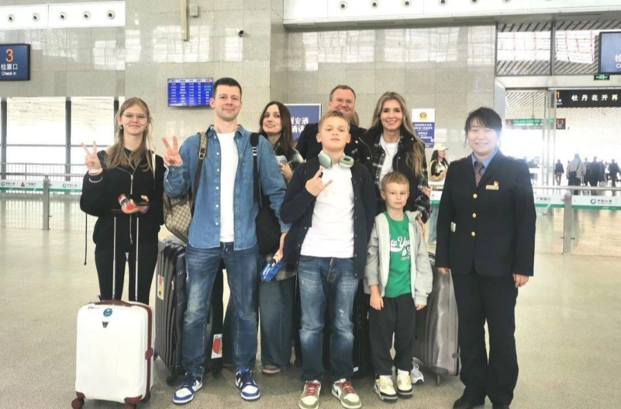 高铁车厢里全是老外！网友：以为出国了