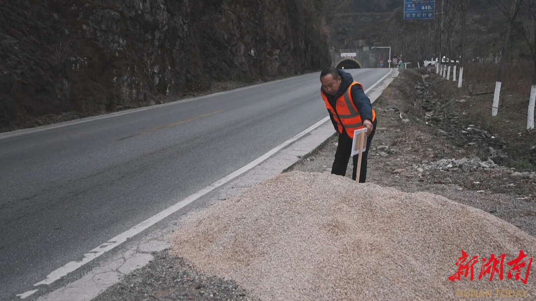 鹤城区：做好公路防冻防滑应急抢险准备工作