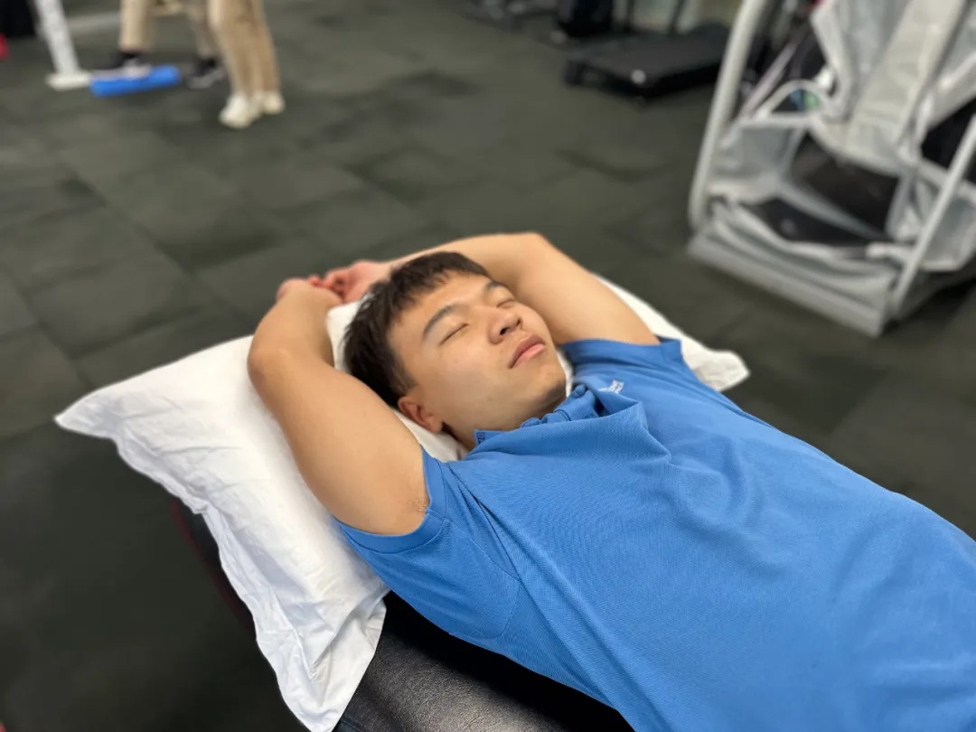 千万别再用这个姿势睡觉！当心把你的身体全毁了……