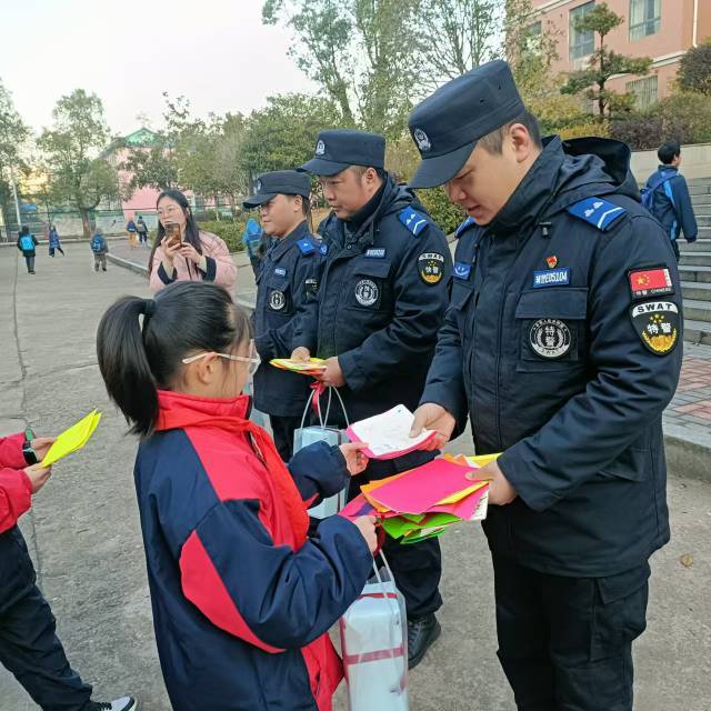 您保护我，我温暖您——邵东市城区四小师生向人民警察深情表白