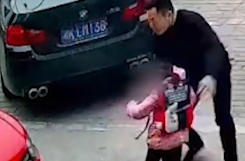 险些“鬼探头”！娄底退伍老兵眼疾手快一把拽回小女孩