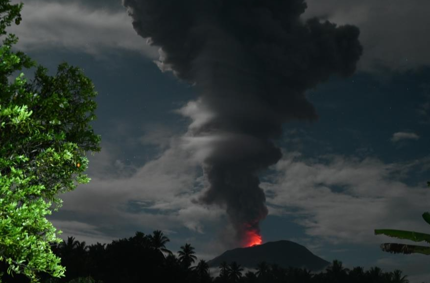 印尼伊布火山發(fā)生噴發(fā) 火山灰柱達(dá)4000米