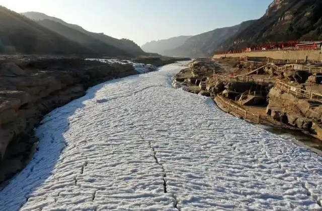 黄河壶口瀑布出现“流凌叉桥”奇特景观