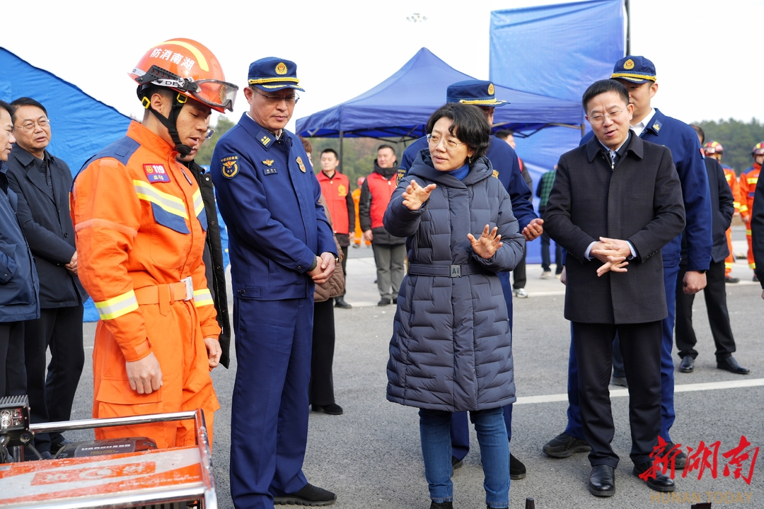 邵阳市举行 “雪峰使命-2025”重大低温雨雪冰冻灾害综合应急演练  程蓓现场观摩并点评