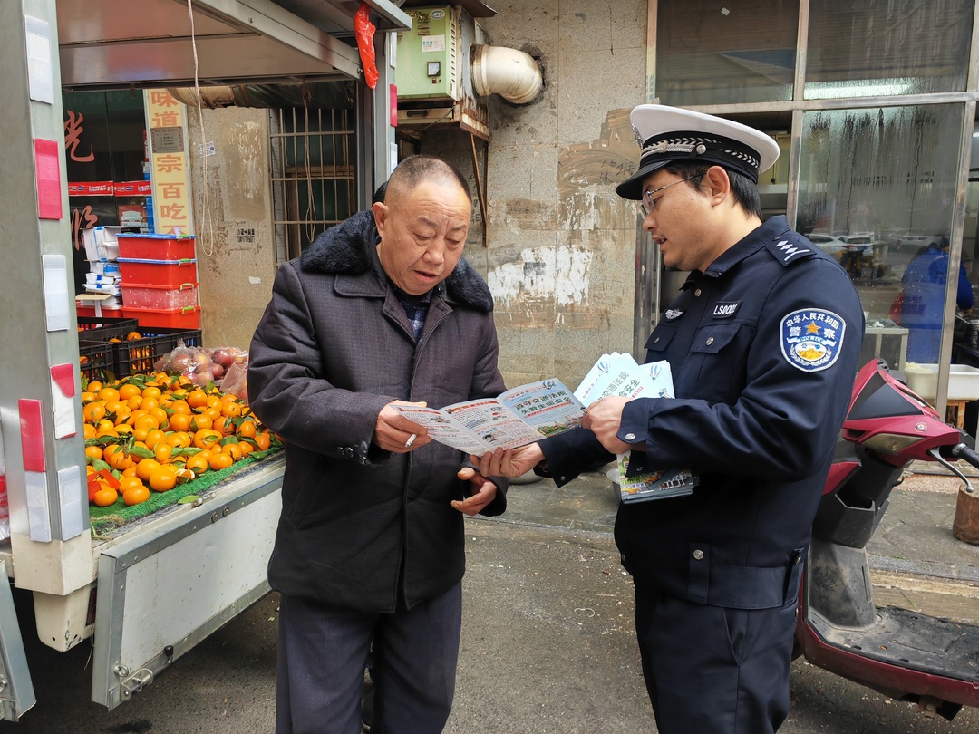 隆回交警进村入户“唠”安全 ，“预热春运”在行动