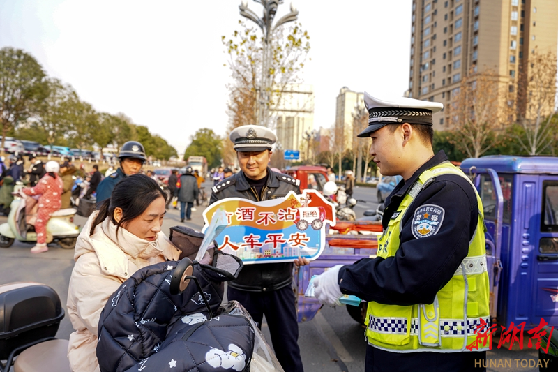 春运启动 常德公安交警上路护平安