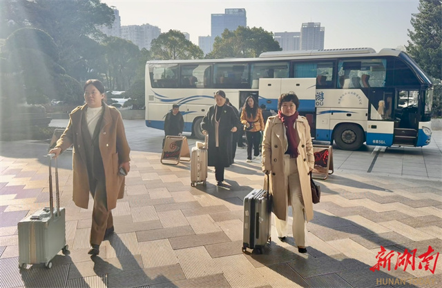 Deputies to 14th Hunan Provincial People's Congress Arrive in Changsha