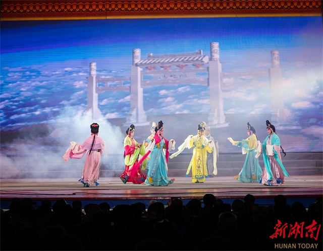 People-Benefiting Performances Staged to Greet Spring Festival