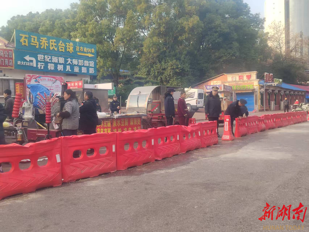 石馬公園門口有一道“靚麗的風(fēng)景線”