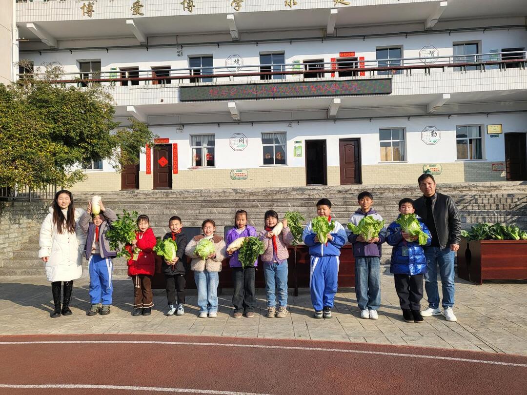 休学典礼新亮点：学生种植蔬菜成独特奖品