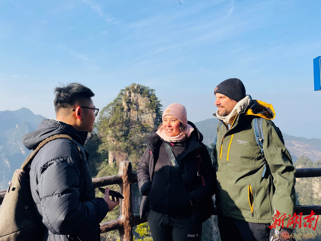 《芒果旅行家》直播张家界“长满外国人”