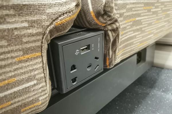 列车上充电真会伤手机吗？插座哪里找？收好这份春运充电指南