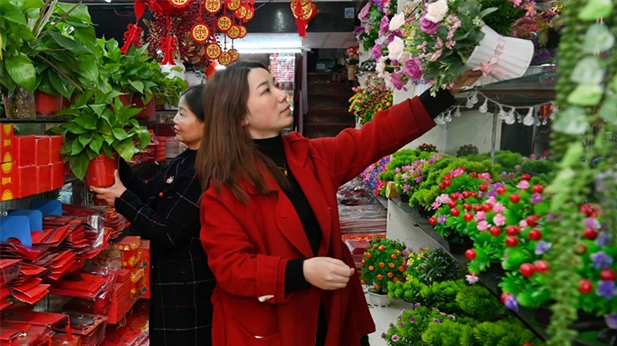 Flowers Sell Well for Upcoming Spring Festival