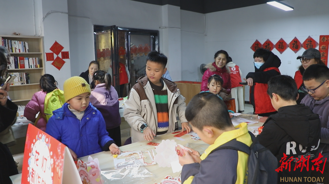 【福地怀化·温暖季】“灵蛇献瑞，春联送福” 图书馆里年味浓