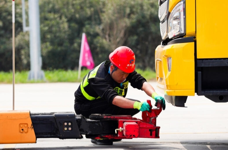 春运途中车辆抛锚 高速救援先交定金？小心上当！