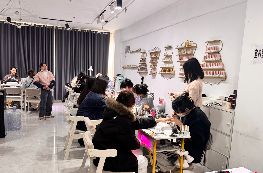“新年战甲”生意火爆，长沙多家美甲店营业至凌晨3点