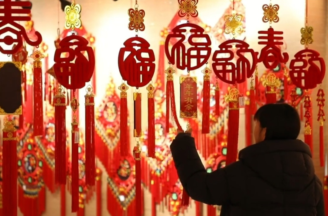 烟花走俏 麻将机大卖……外国人怎么过春节？中国节日“玩法”走向世界