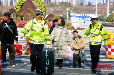 怀铁交警全力确保春运安全