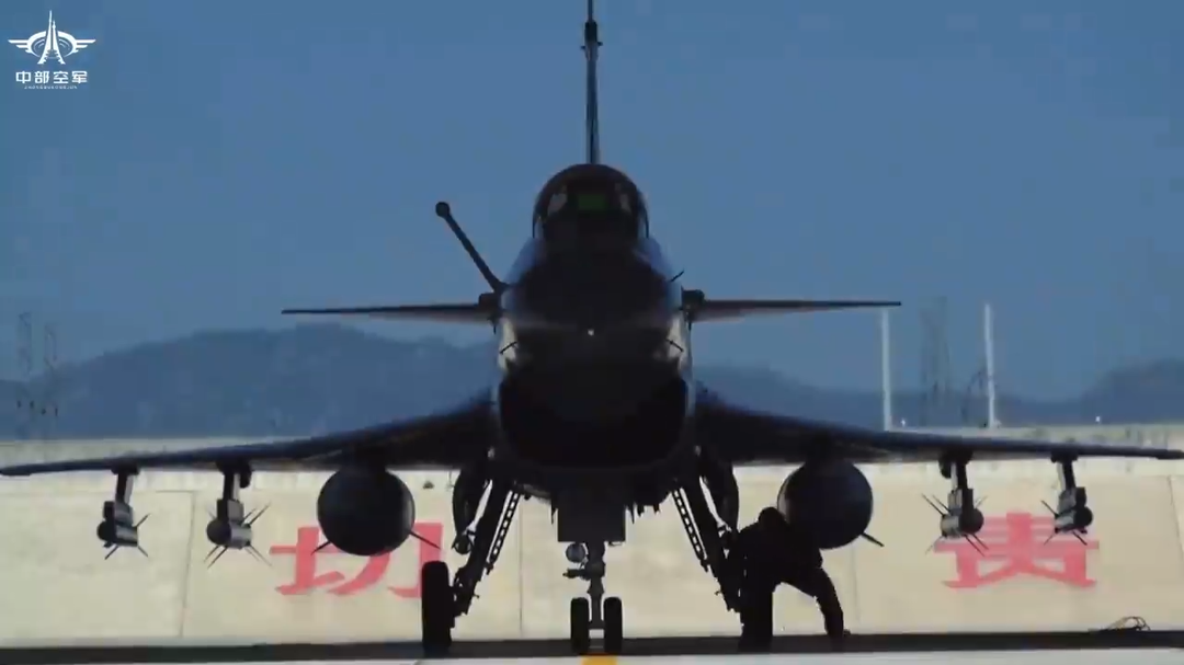 帅！空军数架战机寒冬出击训练