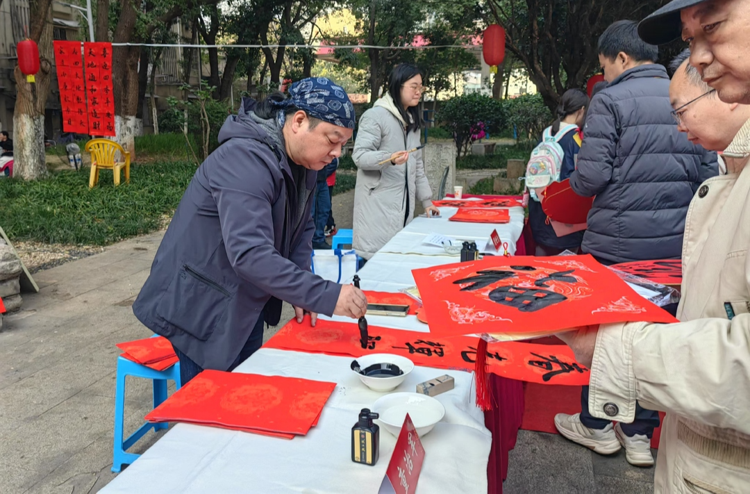 开福区中山路社区：巧手拓福添年味 翰墨飘香迎新春