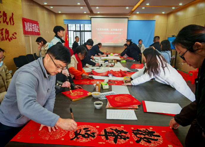 湘江新区：普法添年味 “送福”进农村