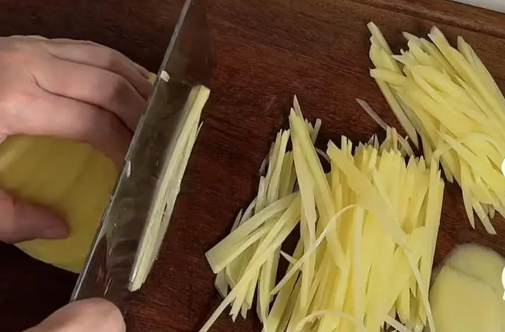 一个真敢教，一个真敢做！中国网友变身大厨，在线教外国人做菜……