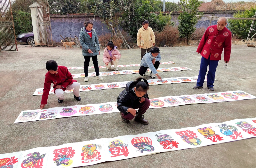 东安非遗传承人创作套色剪纸长卷《灵蛇纳福》贺新岁