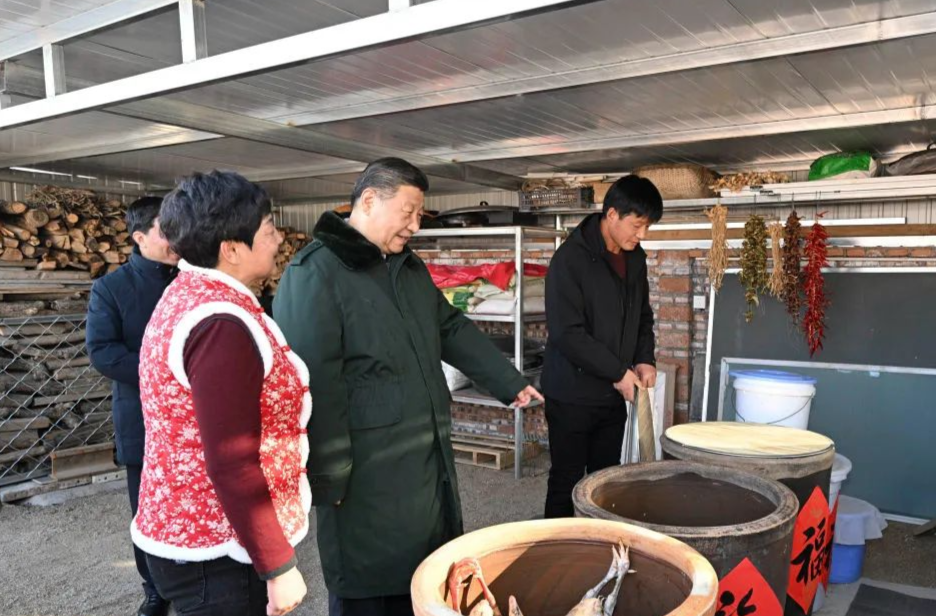 习近平在辽宁葫芦岛市看望慰问受灾群众