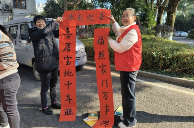 炎陵县霞阳镇：墨香春联映邻里情 多彩年画贺新春景