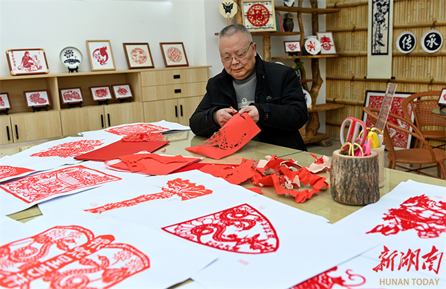 Artisan Make Paper Cuttings to Greet Spring Festival