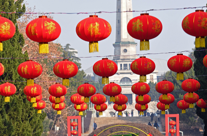 Red Lanterns Adorn Hunan Martyrs Park to Greet Spring Festival