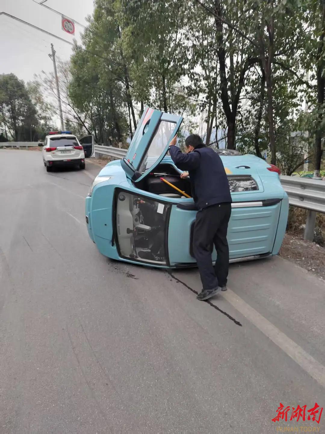 车辆不慎侧翻 民警出警中“警”急救