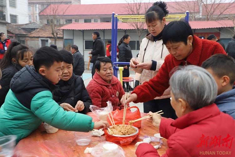 大通湖区：一起过小年 温暖邻里情